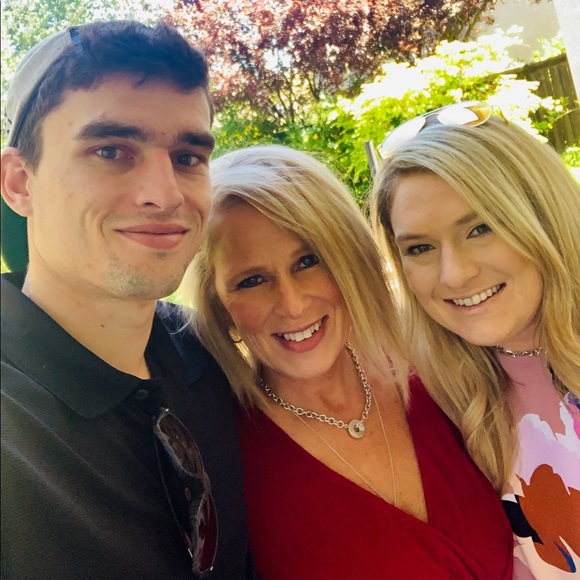 Meet your Posher, Christine. Lover of Brands, ALL things T&Co. & clothing! - Picture 13 of 16